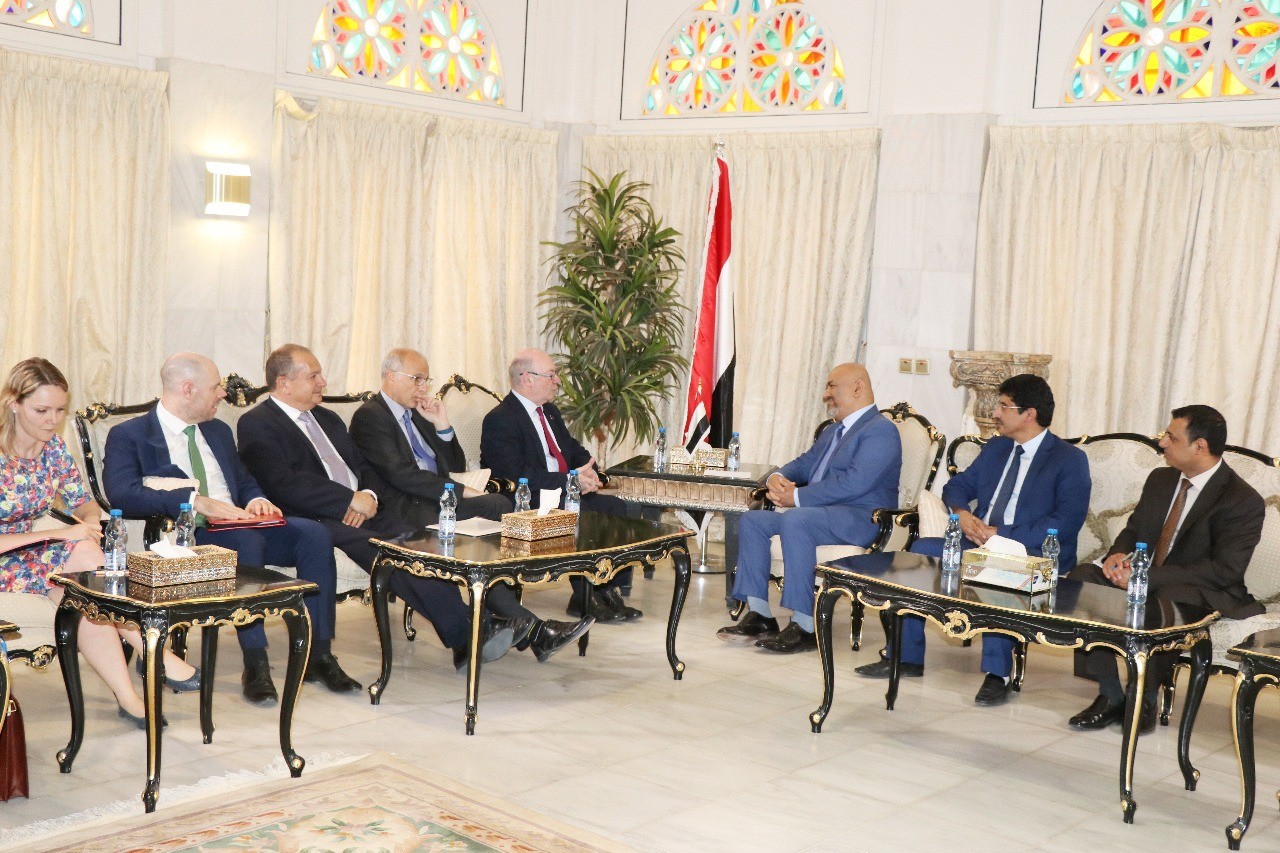 لقاء يجمع وزير الخارجية  مع مسؤول بريطاني لبحث التطورات على الساحة اليمنية