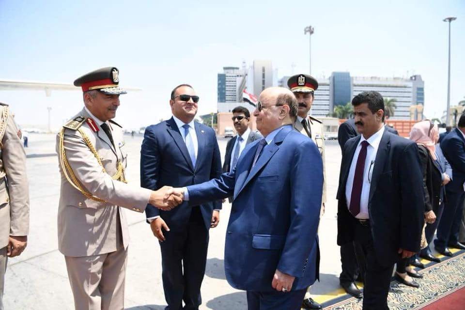 ننشر صور مغادرة الرئيس هادي ووزير خارجيته مطار القاهرة الدولي