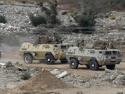 الجيش المصري يمدر آليات ومواقع للإرهابيين في سيناء