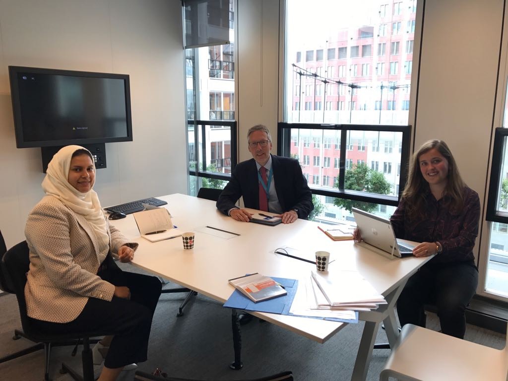 السفيرة اليمنية بهولندا تناقش قضايا متعلقة بشؤون الانسان مع مسؤول رفيع