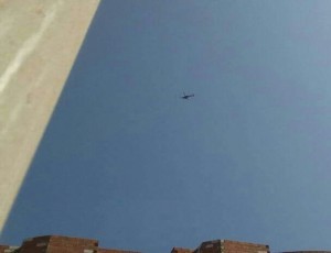  شاهد بالصورة/ طيران الاباتشي الاماراتية تعاود التحليق في سماء عدن بعد قصفها في العريش