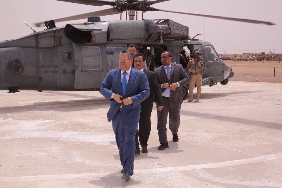 بالصورة: بن دغر يرتجل من مروحية امارتية برفقة جنود اماراتيين