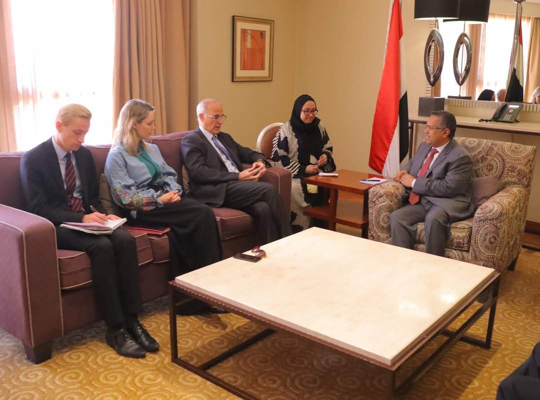 رئيس الوزراء يشيد بالمواقف البريطانية الداعمة للشرعية والشعب اليمني