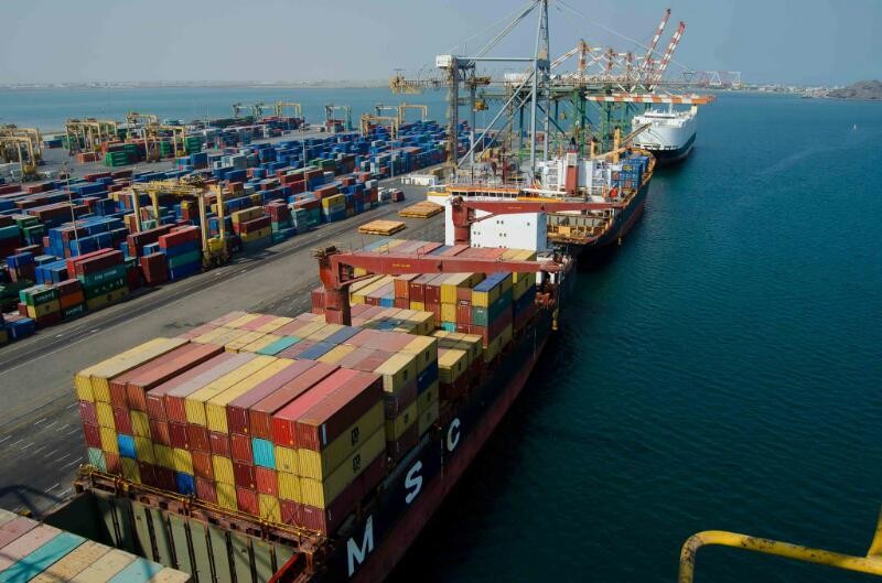 افراغ 54 حاوية و 118 ألف طن مساعدات غذائية في ميناء عدن