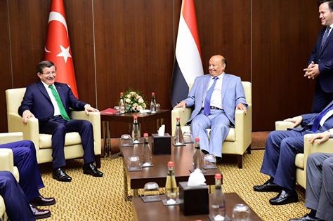 رئيس الجمهورية يستقبل رئيس الوزراء التركي ويثمن المواقف الداعمة لليمن