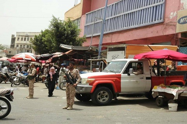 الشرطة العسكرية في تعز تلقي القبض على مسلحين حاولوا اغتيال جندي