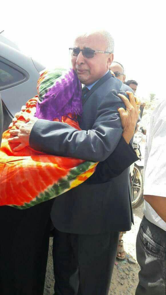 "صورة مؤثرة" وزير في الحكومة الشرعية يبكي في حضن أمه أثناء لقائها بعد عامين من الفراق