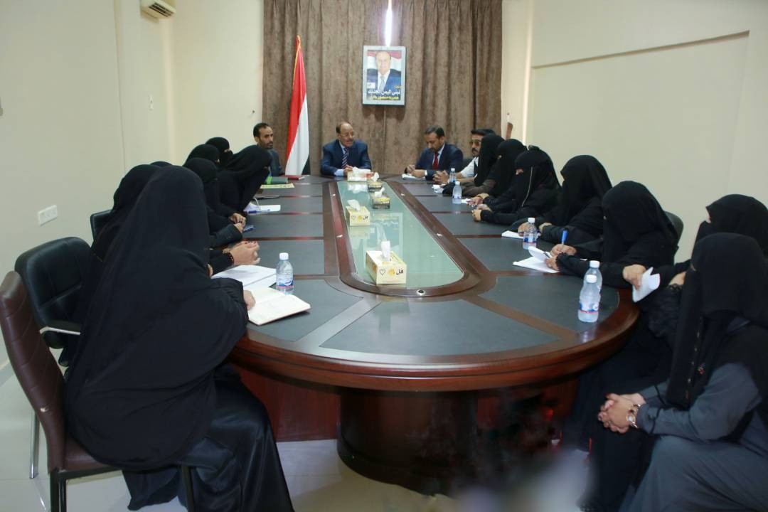 بينما يجند الحوثي النساء في صنعاء هذا ما يقوم به الفريق الأحمر في مأرب "صورة"