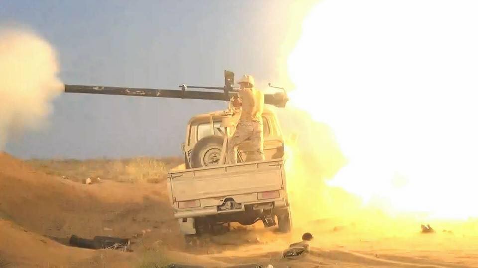  المدفعية تدك مواقع المليشيات الانقلابية بجبهة مزوية في الجوف بالتزامن مع قصف جوي