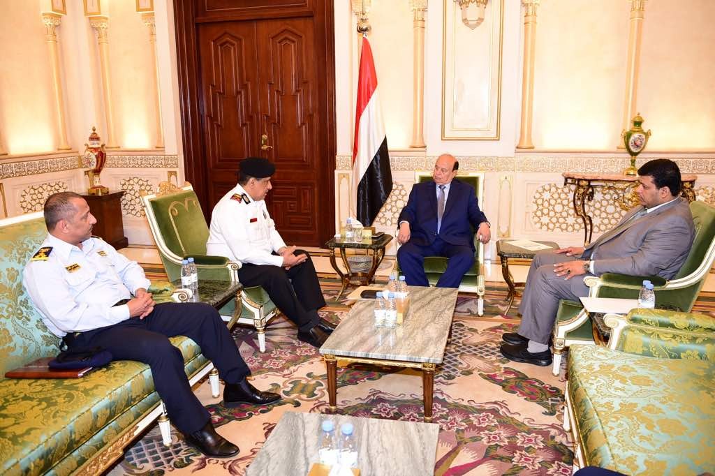 الرئيس هادي يلتقي قائد القوات البحرية والدفاع الساحلي