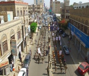 "صورة" الحوثيون ينظمون أسوأ عرضٍ عسكري على الاطلاق يثير الضحك