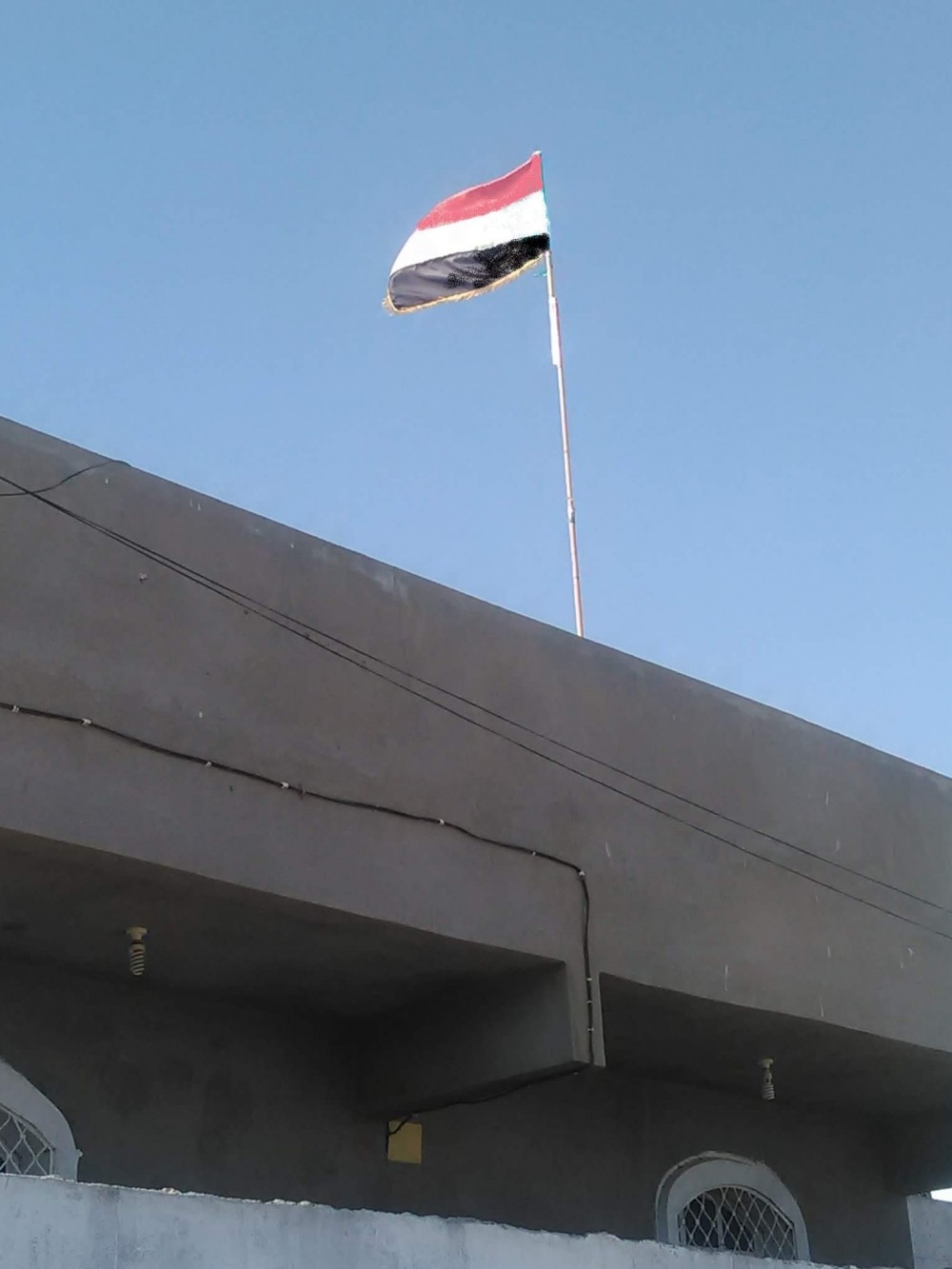 صحافي جنوبي: المزاج العام في عدن يتغير والناس ترفع أعلام الجمهورية اليمنية