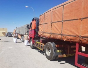 قوافل إغاثية عمانية تصل المهرة لإغاثة المتضررين من إعصار " لبان"