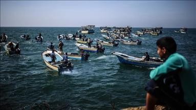 وزارة الثروة السمكية تقدم 500 قارب صيد و500 محرك لصيادي الساحل الغربي
