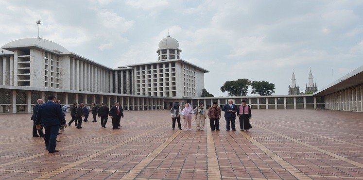 نائب الرئيس الأمريكي يزور أكبر مساجد إندونيسيا