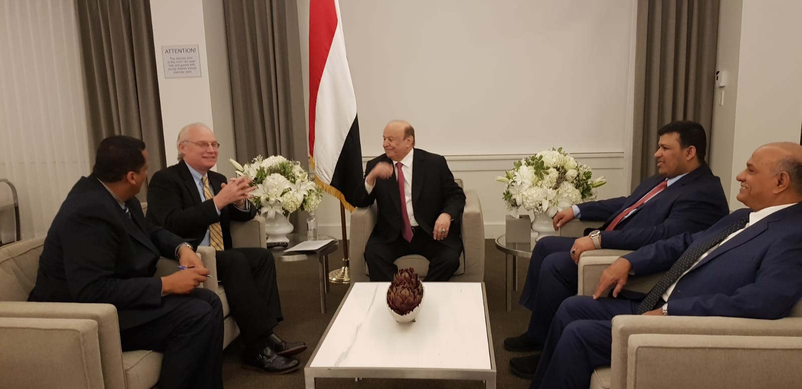 رئيس الجمهورية يطلع مسؤول أمريكي على مجمل التطورات والتحديات التي تواجهها بلادنا في ظل انقلاب الحوثيين 