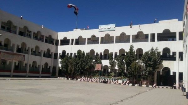 مليشيا الحوثي تفرض رسوماً باهظة على طلاب المدارس الحكومية بمحافظة إب