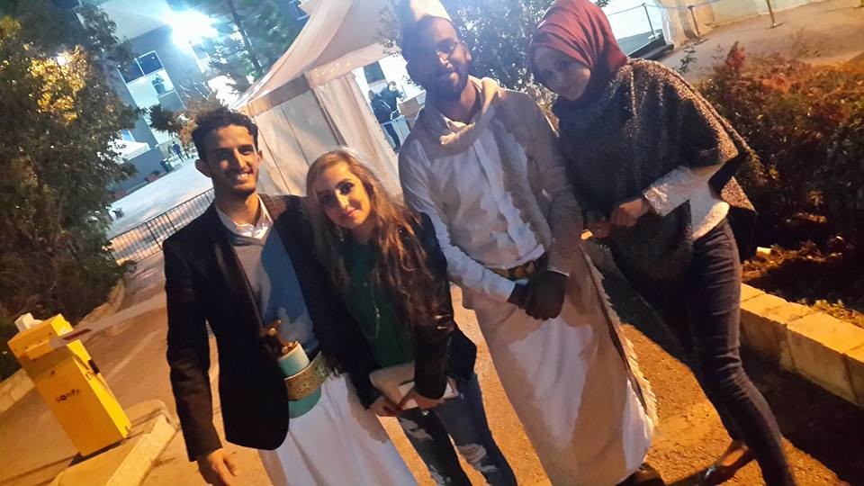 شاهد بالصور، فنانات عربيات يتسابقن التقاط صورة مع شاب يمني يلبس الزي التهامي