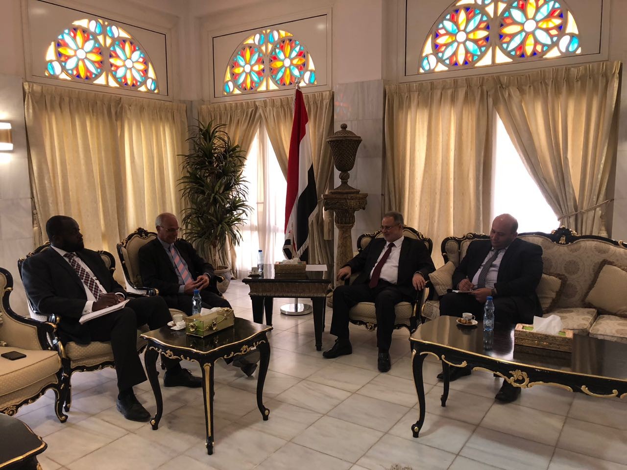 المخلافي يعقد لقاءً بالسفير البريطاني لدى اليمن