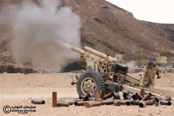 مدفعية الجيش تقصف مواقع للمليشيات في جبل بين البيضاء وأبين