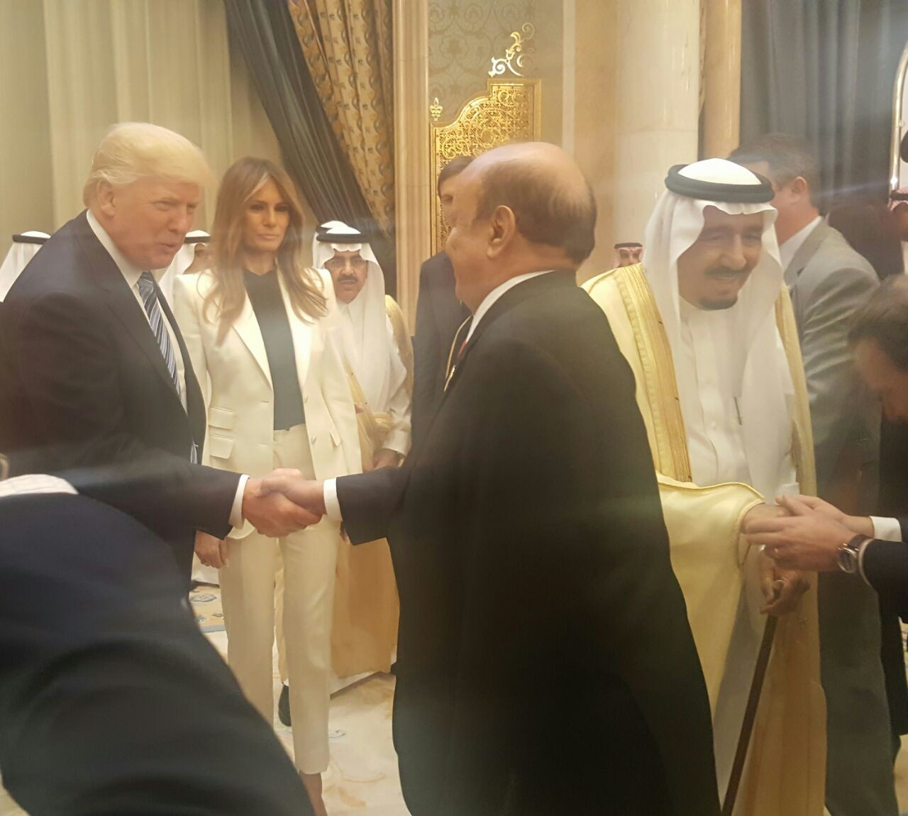 "بالصور" الرئيس هادي، يداً بيد مع الرئيس الأمريكي ترامب في الرياض