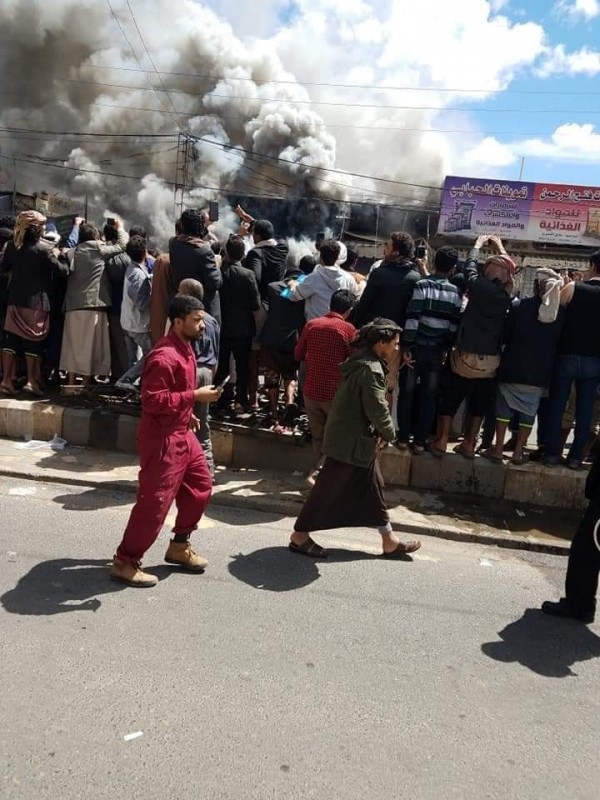 حريق هائل بأحد أسواق العاصمة صنعاء نتيجة انفجار اسطوانات غاز (صورة)