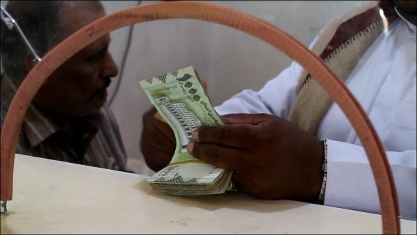مليشيا الحوثي تتفق مع الصرافين الخاضعين لسيطرتها لسحب العملة الصعبة واكتنازها