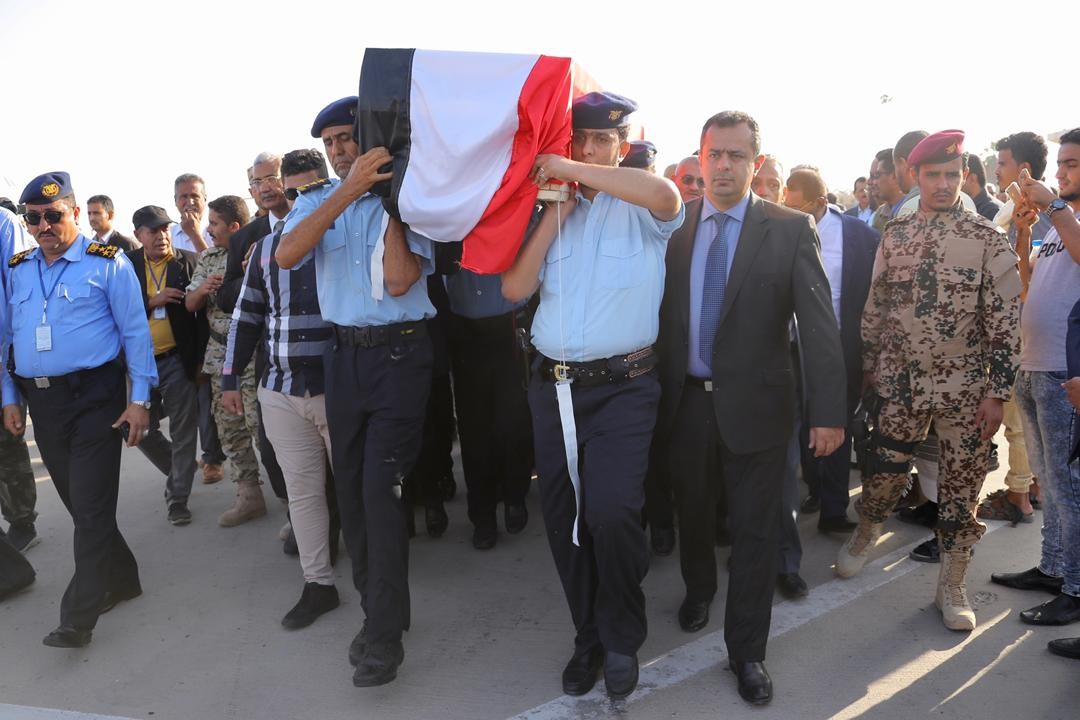 الوزراء في مقدمة مستقبلي جثمان وزير العدل بمطار عدن