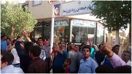 إيران:  تجمع احتجاجي لأهالي مدينة ورزنة: أخجل يا خطيب صلاة الجمعة واترك ورزنه 