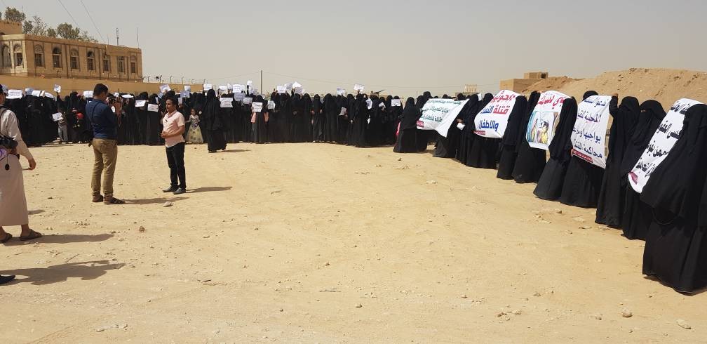 وقفة احتجاجية لأهالي مدينة الجوف تندد بمجزرة استهدف عرس زواج بصاروخ مليشيا الحوثي