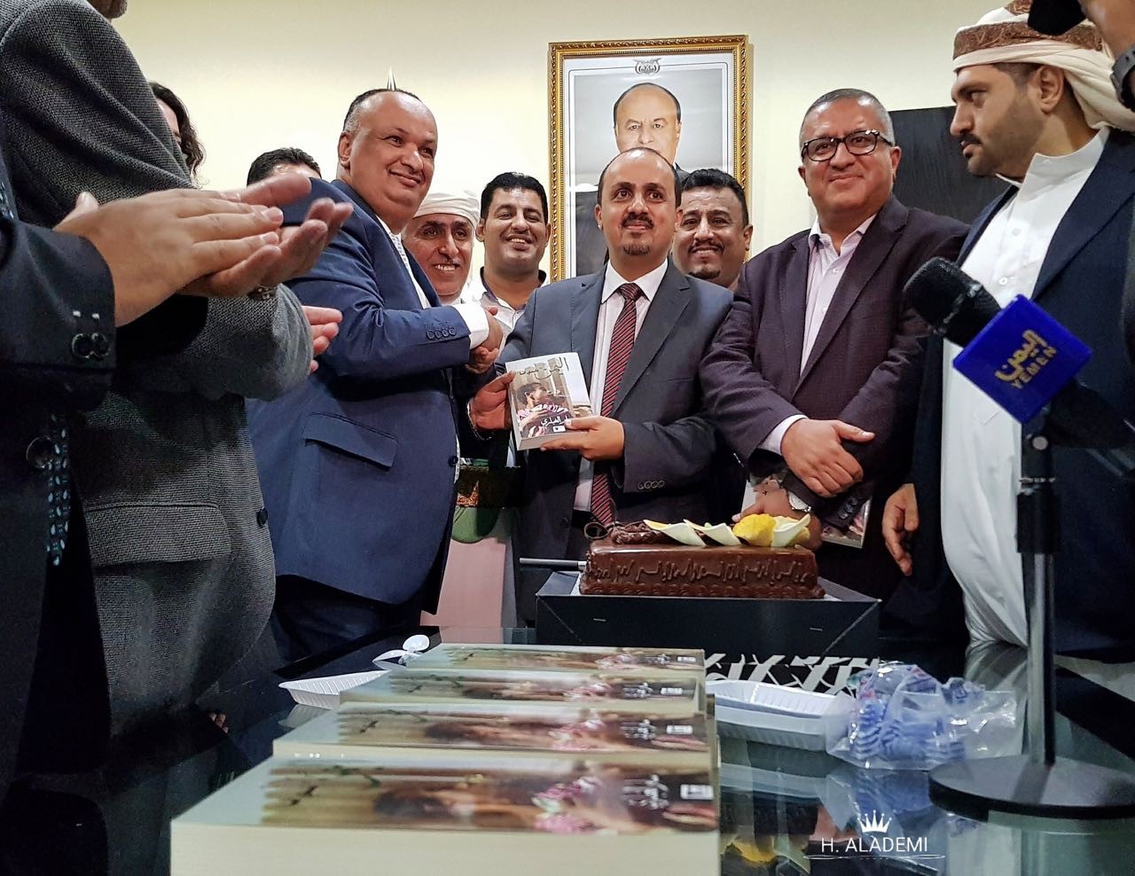 وزارة الاعلام تحتفي بالكاتب سام الغباري وتدشن كتابه الجديد "اليمن بلدي أنا"
