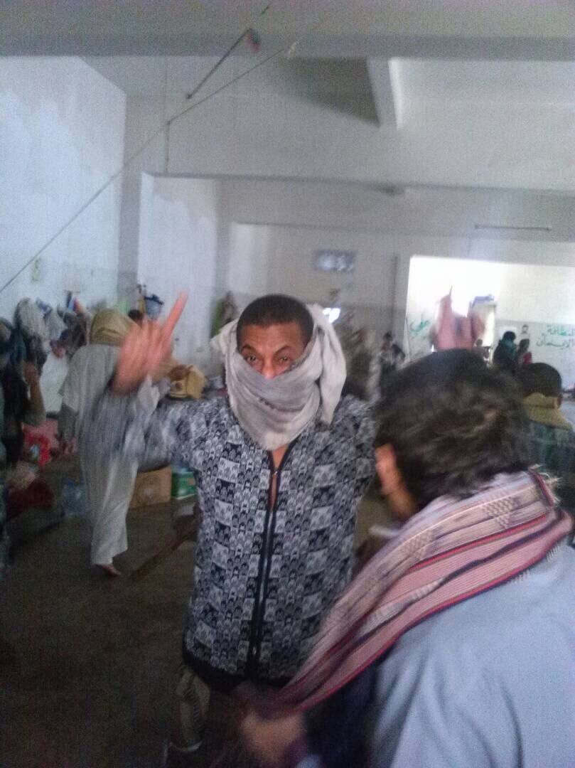 شاهد بالصورة/ الحوثيون يقتحمون السجن المركزي ويطلقون النيران على السجناء