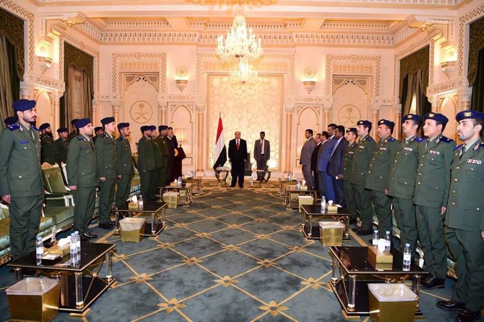 ملف مصور/ الرئيس هادي يلتقي ضباطاً يمنيين بعد يوم من لقاء ولد الشيخ