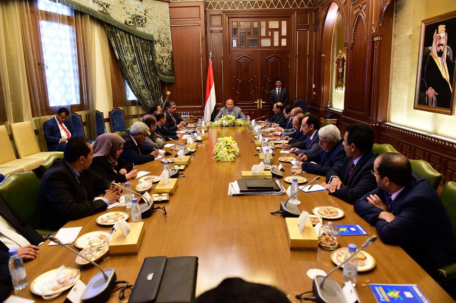 الرئيس هادي يعقد اجتماع استثنائيا للحكومه بحضور بحاح والفريق علي محسن