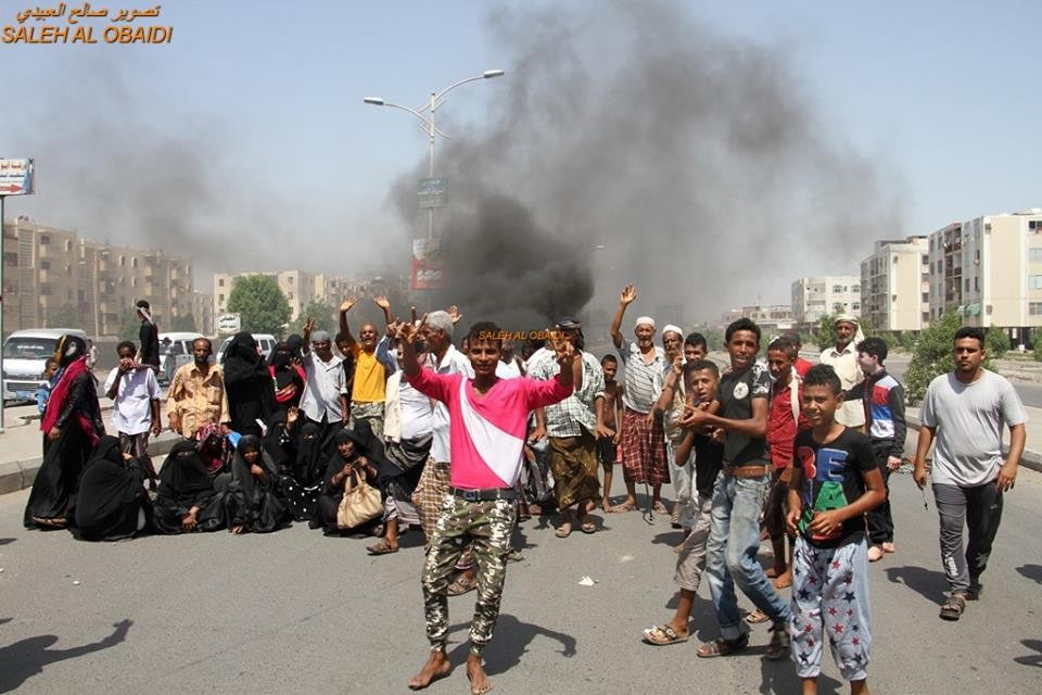 شاهد.. محتجون يغلقون شارعاً في عدن وسقوط قتلى وجرحى خلال اشتباكات مع قوة امنية