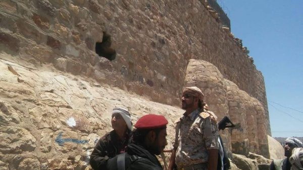 قوات الجيش تلقي القبض على سجناء فروا من سجن بمدينة التربة في تعز
