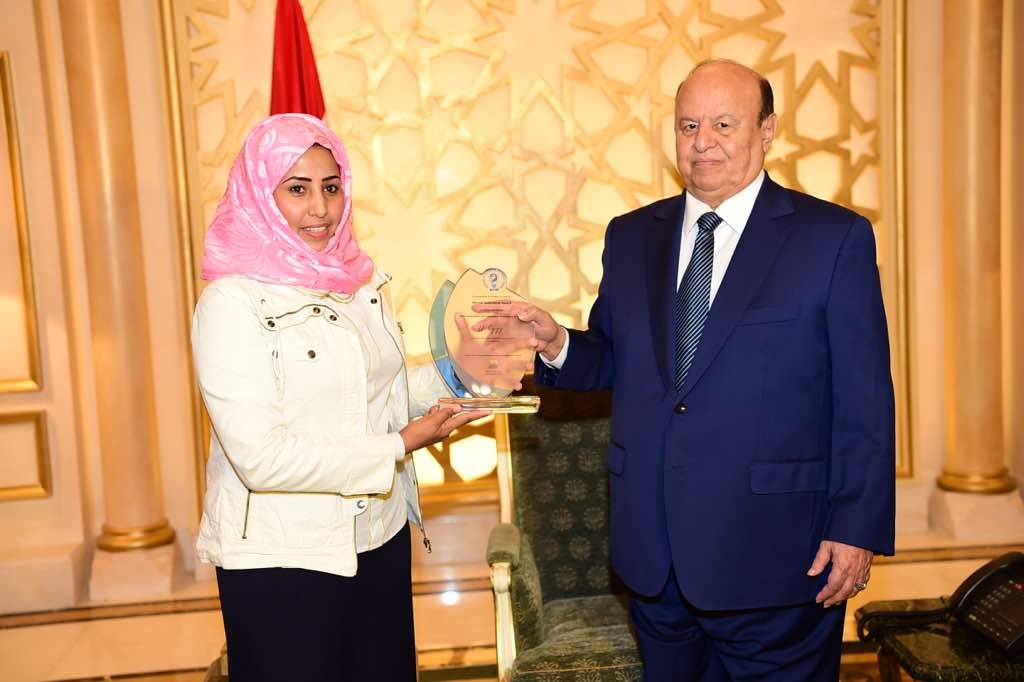 الرئيس هادي يكرم مخترعة يمنية بارزة