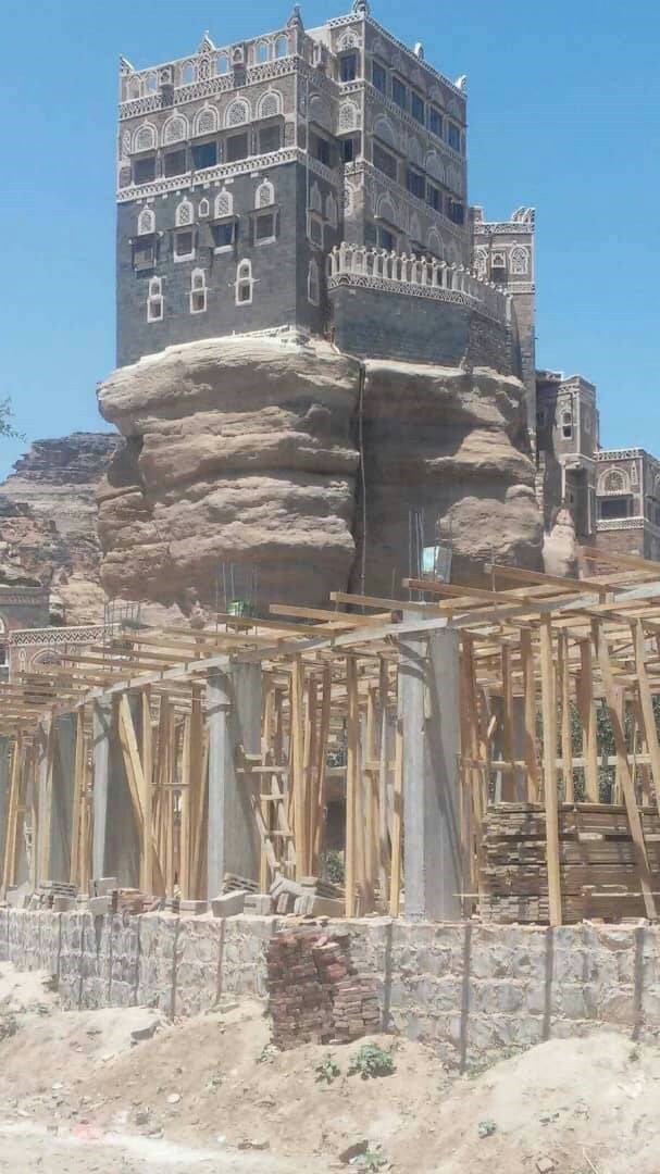 بالصورة.. مليشيا الحوثي تستحدث مباني جديدة في ساحة دار الحجر التاريخي  