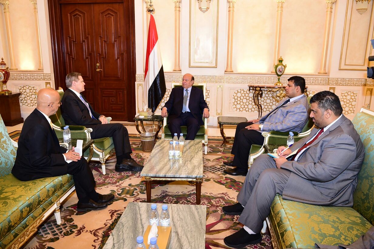 لقاء بين الرئيس هادي والسفير الامريكي لدى بلادنا في الرياض