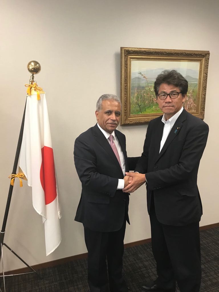 خميس يبحث مع مسؤول ياباني العلاقات الثنائية بين البلدين
