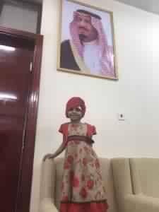عاجل وصور: الطفلة بثينة الريمي تصل الى العاصمة السعودية  الرياض وتظهر الى جانب صورة الملك سلمان وأعلام دول التحالف