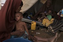 بسبب انقلاب الحوثيين وسرقتهم المساعدات الإنسانية.. نصف اليمنيين مهددون بالمجاعة