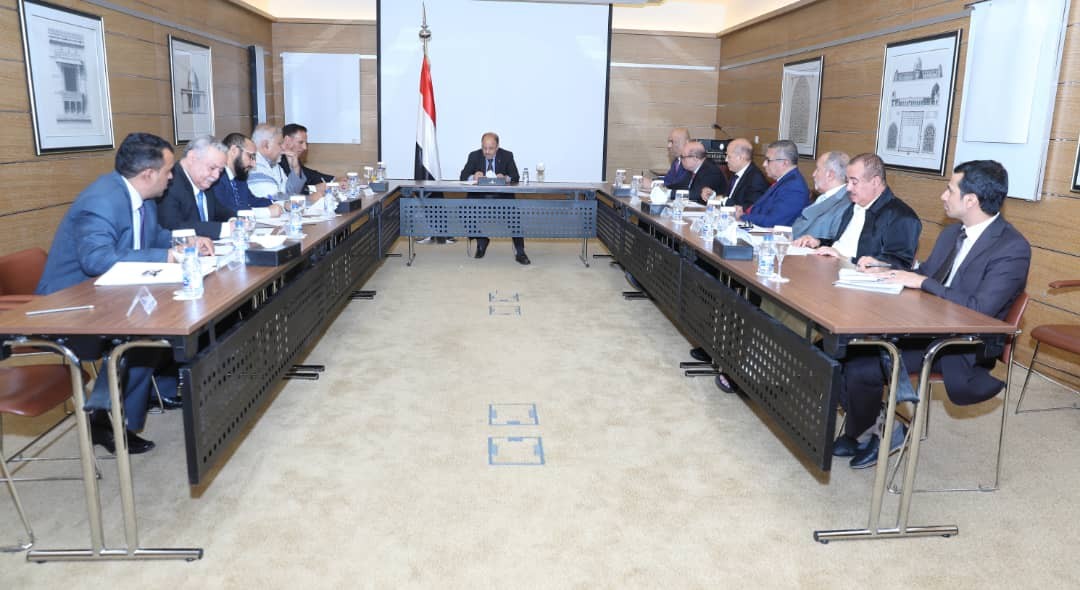 تنفيذاً لتوجيهات الرئيس هادي.. الفريق الأحمر يعقد اجتماعا للمستشارين لبحث التطورات الميدانية والسياسية 