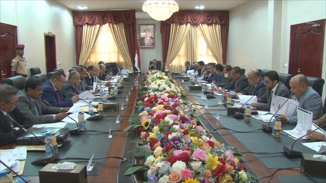 مجلس الوزراء يناقش عدة مشاريع ويوافق على نقل الهيئة العليا للأدوية الى عدن