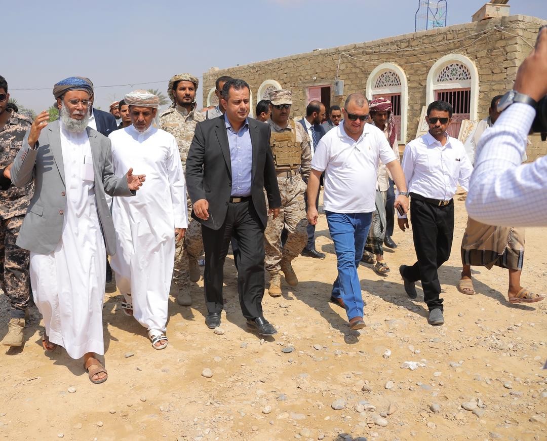 رئيس الوزراء يتعهد بإعادة إعمار مساكن المواطنيين والخدمات الأساسية للمهرة  
