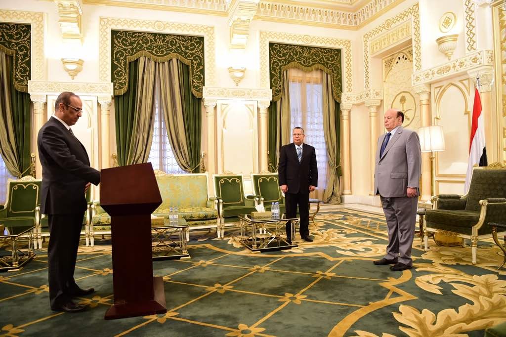 بالصورة/ أول وزير يؤدي اليمين الدستورية أمام الرئيس هادي