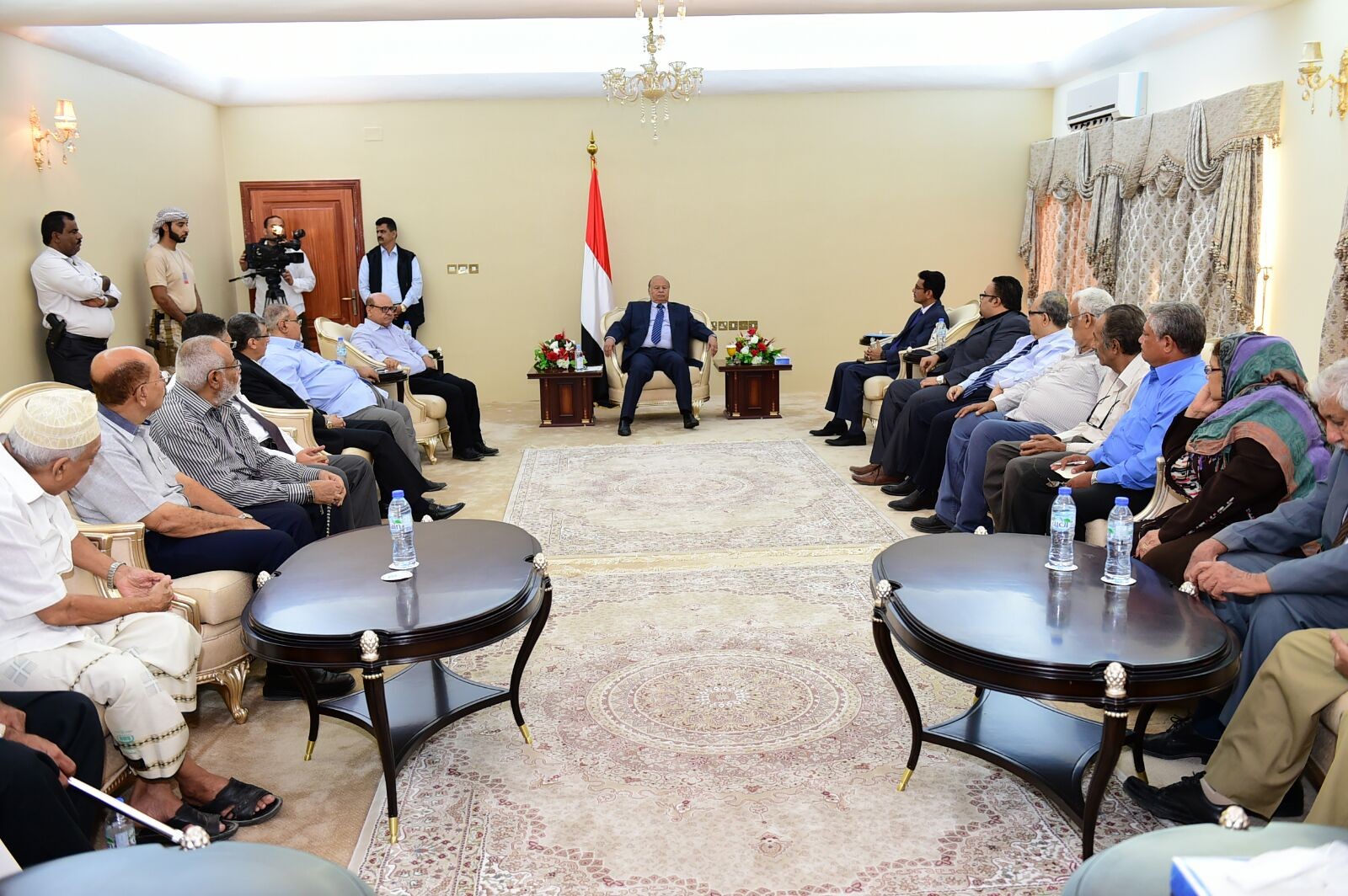 الرئيس هادي يلتقي بالشخصيات الاجتماعية لمحافظه عدن " صور "
