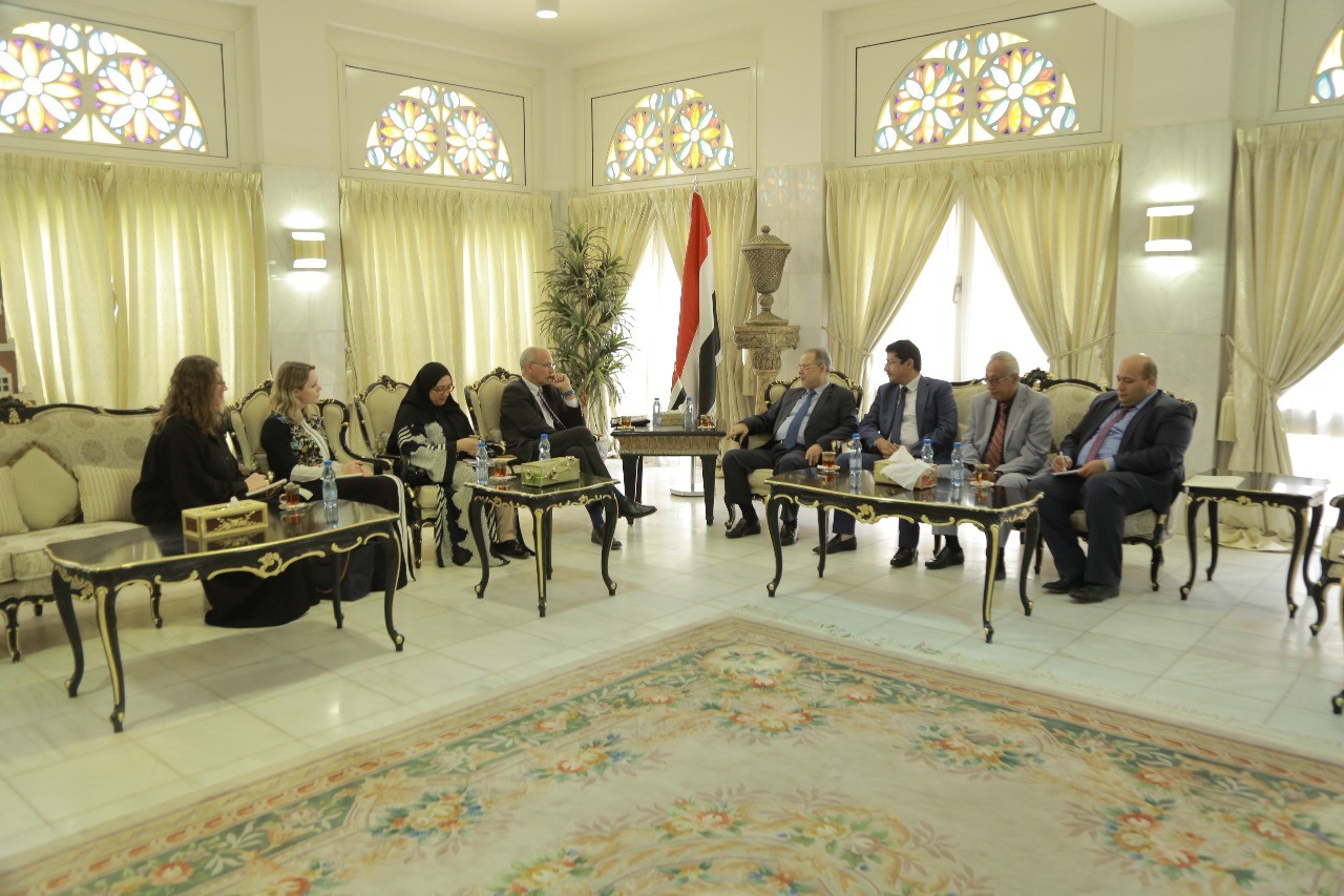 وزير الخارجية  يعتمد سفيراً جديداً لبريطانيا في اليمن