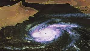 الاعصار المداري يتواصل في مدينة شحن الحدودية بالمهرة