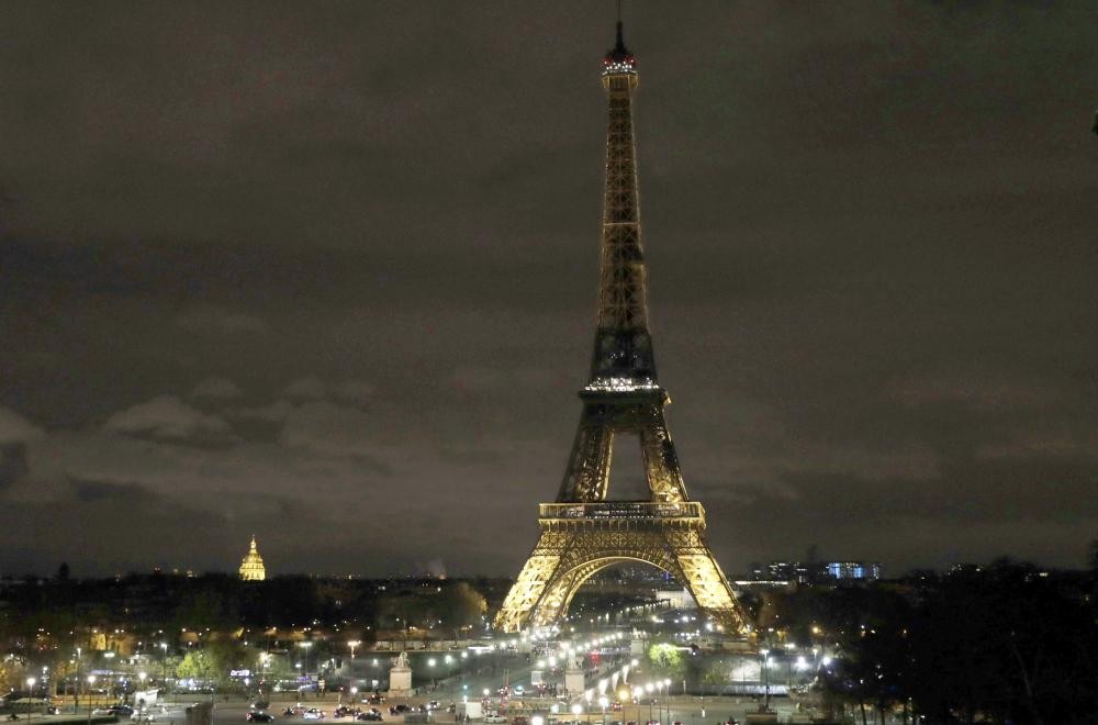 فرنسا تتضامن مع ضحايا سيناء وتطفئ أنوار برج ايفل